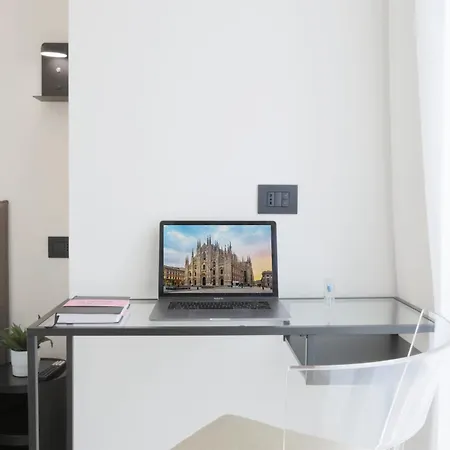Apartment New Modern Flat 10 Minutes Walk From Station Milan