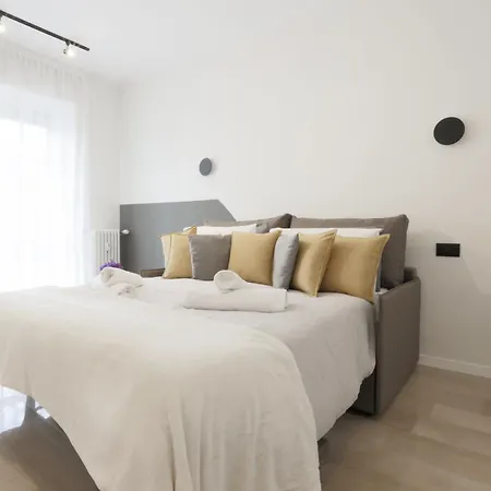 New Modern Flat 10 Minutes Walk From Station Apartment